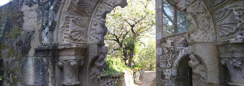Arco de entrada al monasterio de Sta. Cristina de Ribas de Sil. Detalle